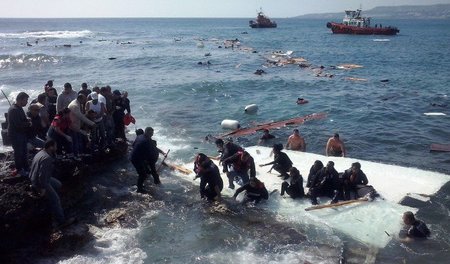 Urlaubsinsel Rhodos, gestern früh: Ein Boot mit 200 Flüchtlingen...