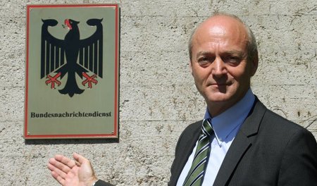 BND-Chef Schindler präsentiert aktuell nicht seinen Geheimdienst...
