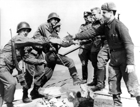 Sowjetische und US-Soldaten reichen sich am 25. April 1945 auf d...