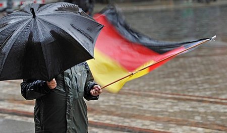 Mit Schirm und Fahne gegen Regen und Zuwanderer: Pegida-Anhänger...