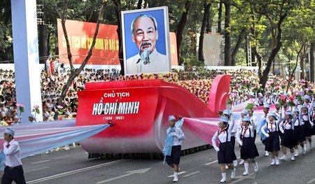 Demonstranten feiern am Donnerstag in Ho-Chi-Minh-Stadt den 40. ...