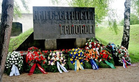 Gedenkstein für die rund 5.000 Kriegsgefangenen, die von der SS ...