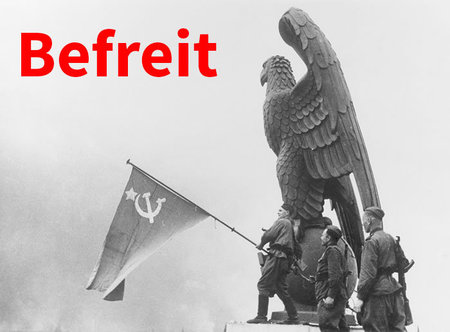 Schlacht um Berlin: Sowjetische Soldaten hissen auf dem Dach des...