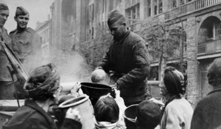 Berlin, Mai 1945: Ein Rotarmist verteilt Suppe an die deutsche B...