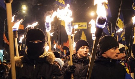 Kiew, 1. Januar 2015: Fackelzug zu Ehren des Nazikollaborateurs ...