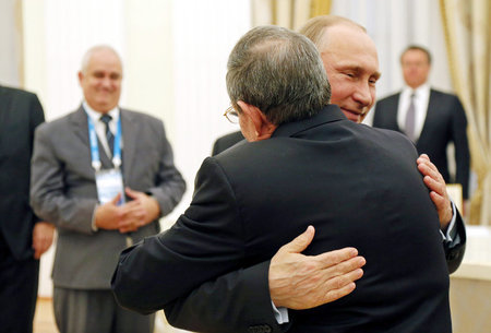 Herzliche Begrüßung in Moskau: Der russische Präsident Wladimir ...