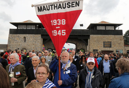 Zehntausende Menschen ehrten am Sonntag die Opfer des KZ Mauthau...