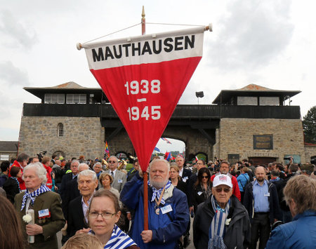 22.000 Menschen gedachten am Sonntag in Mauthausen der Opfer der...