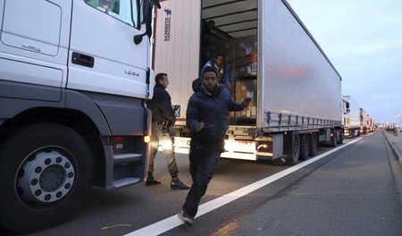 Krieg gegen Flüchtlinge. Die französische Polizei durchsucht auf...