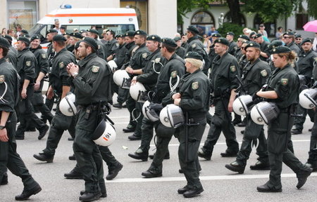 30.000 Polizisten sorgten dafür, dass die G7 von Protesten versc...
