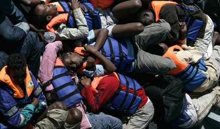 Afrikanische Flüchtlinge auf einem maltesischen Rettungsboot am ...