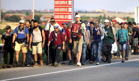 Syrische Flüchtlinge laufen am vergangenen Freitag auf einer ser...