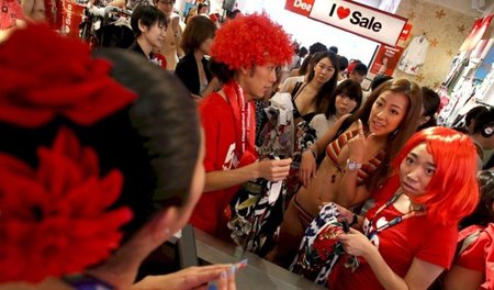 Verkaufsaktion am 27. Juni in Tokio: Konsum als »Brot und Spiele...