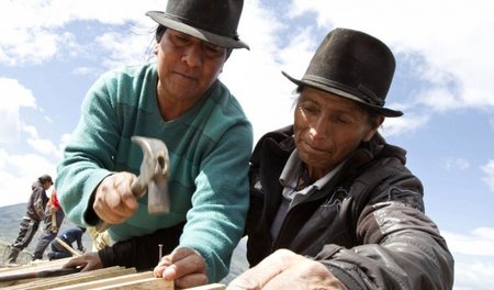 Ecuadorianische Indígenas 2014 beim Bau eines Hauses