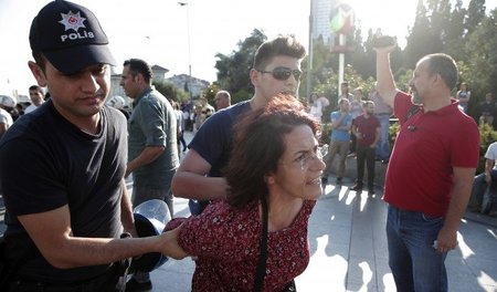 Festnahme einer Demonstrantin durch türkische Polizisten am 21. ...