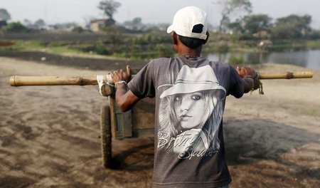 Arbeiter einer Düngerfabrik bei Kolkata in Indien: Die Segnungen...