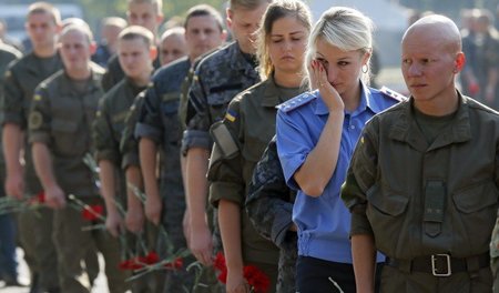 Nationalgardisten trauern bei einer Zeremonie auf einem Schießpl...