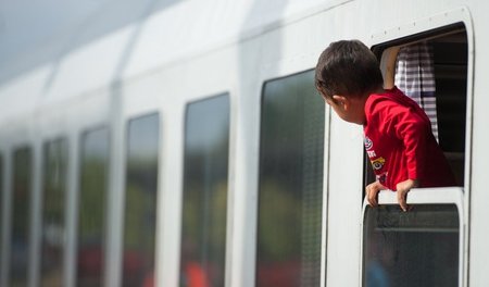 Ein Flüchtlingskind blickt am Bahnhof von Uelzen (Niedersachsen)...