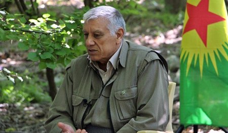 Waffenruhe vor den Wahlen. Der PKK-Kovorsitzende Cemil Bayik (Au...