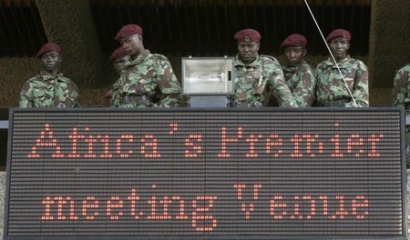 Spezialeinheit der kenianischen Polizei bewacht das Hauptquartie...