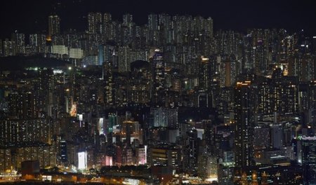 Blick auf das nächtlich Hongkong. Ulrich Peltzers Protagonisten ...