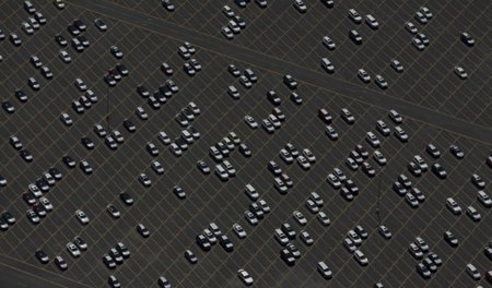 Parkplatz für Import-Pkw am Hafen von Long Beach im US-Bundessta...