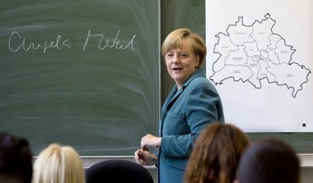 Bundeskanzlerin Angela Merkel (CDU) erteilt Schülern des Heinric...