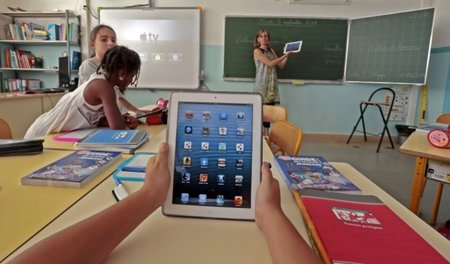 Französische Schulkinder mit Tablet-Computern in Nizza (Septembe...