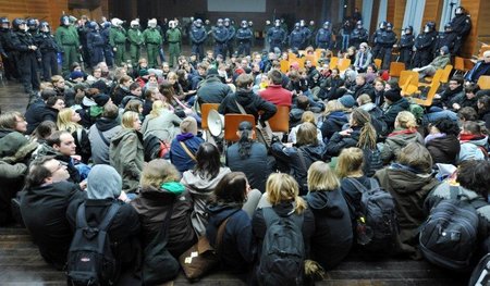 Kurz vor der Räumung: Studentinnen und Studenten am 2. Dezember ...