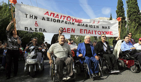 Demonstration von Behinderten gegen Streichungspolitik der Regie...