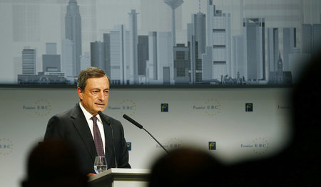 Die Welt nur als Kulisse: EZB-Chef Mario Draghi will künstliche ...