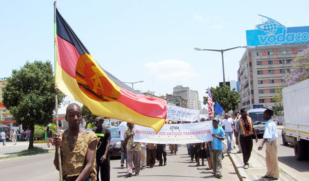 Demonstration in Maputo unter der Fahne mit Hammer, Zirkel und E...