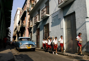 Barrio San Juan de Dios: Schüler in der Altstadt von Havanna im ...