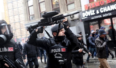 Mit Gummigeschossen gegen Demonstranten: Türkische Polizisten sc...