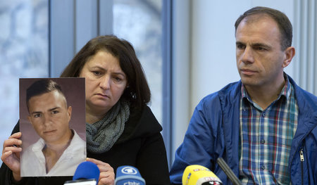 Die Eltern von Burak Bektas bei der Pressekonferenz am Montag mi...