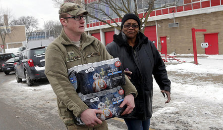 Nationalgardist als Wasserträger: Ein Einwohner von Flint bekomm...