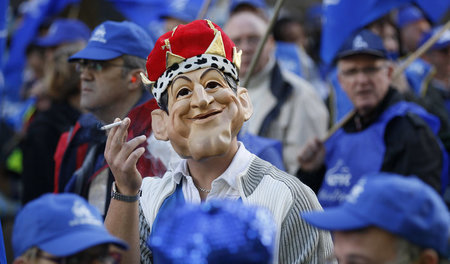 Der König bin ich: Ein Demonstrant trägt eine Maske mit dem Gesi...