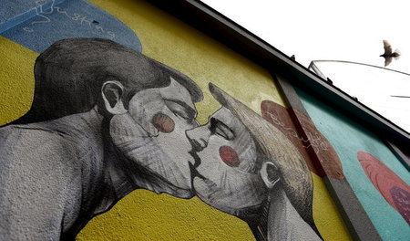 Kunst kommt von Küssen. Wandbild in Brüssel, aufgenommen am 1. M...