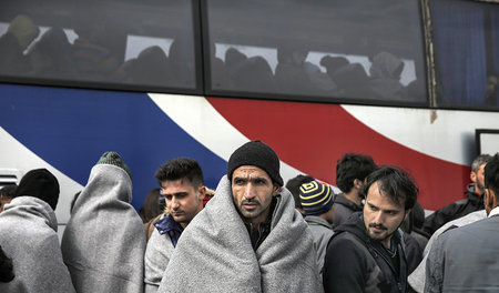 Flüchtlinge warten am Dienstag im Hafen von Mytilene auf Lesbos ...