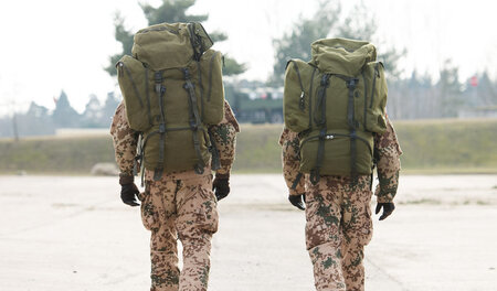 Und es sollen immer mehr werden: Hier streifen zwei Bundeswehrso... Und es sollen immer mehr werden: Hier streifen zwei Bundeswehrso...
