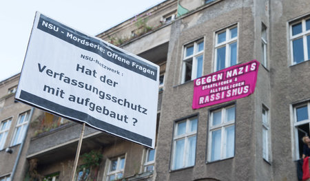Die Frage auf einem Plakat auf der Berliner Demonstration zum dr...