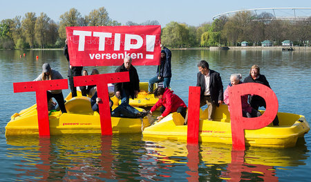 Am Donnerstag wurde in Hannover TTIP schon mal medienwirksam »ve...