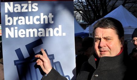 Gefährliche Umarmung: Auch Vizekanzler Sigmar Gabriel (SPD) gibt...