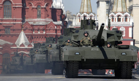 Die neuen T-14-Panzer am 9. Mai 2016 während der Parade zum Tag ...