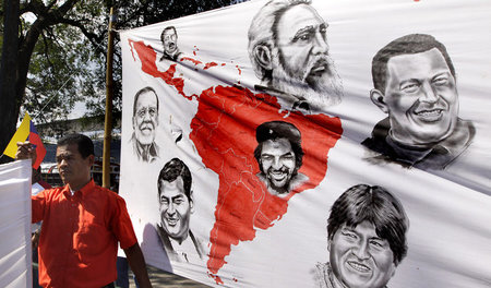 Helden der lateinamerikanischen Revolution auf einem Transparent...