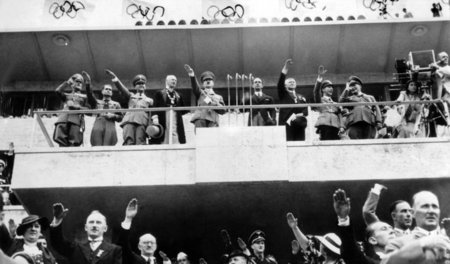 Friedensgaukelei: Adolf Hitler eröffnet am 1.8. 1938 die Olympis...