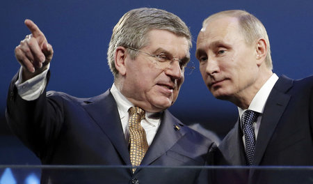 Den Zeigefinger heben: IOC-Präsident Thomas Bach und Wladimir Pu...