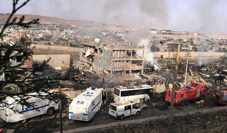 Die Polizeizentrale von Cizre wurde durch den Anschlag der PKK v...