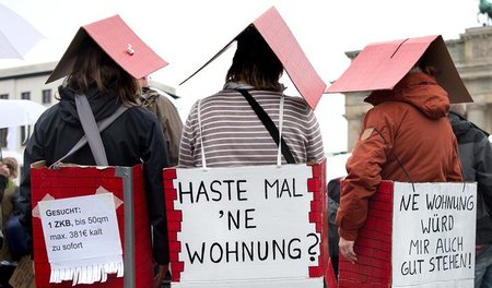 Flashmob-Aktivistinnen am 11. November 2015 vor dem Brandenburge...