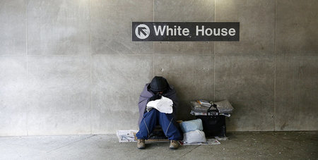 Ein Obdachloser versucht, sich an der U-Bahn-Station Weißes Haus...